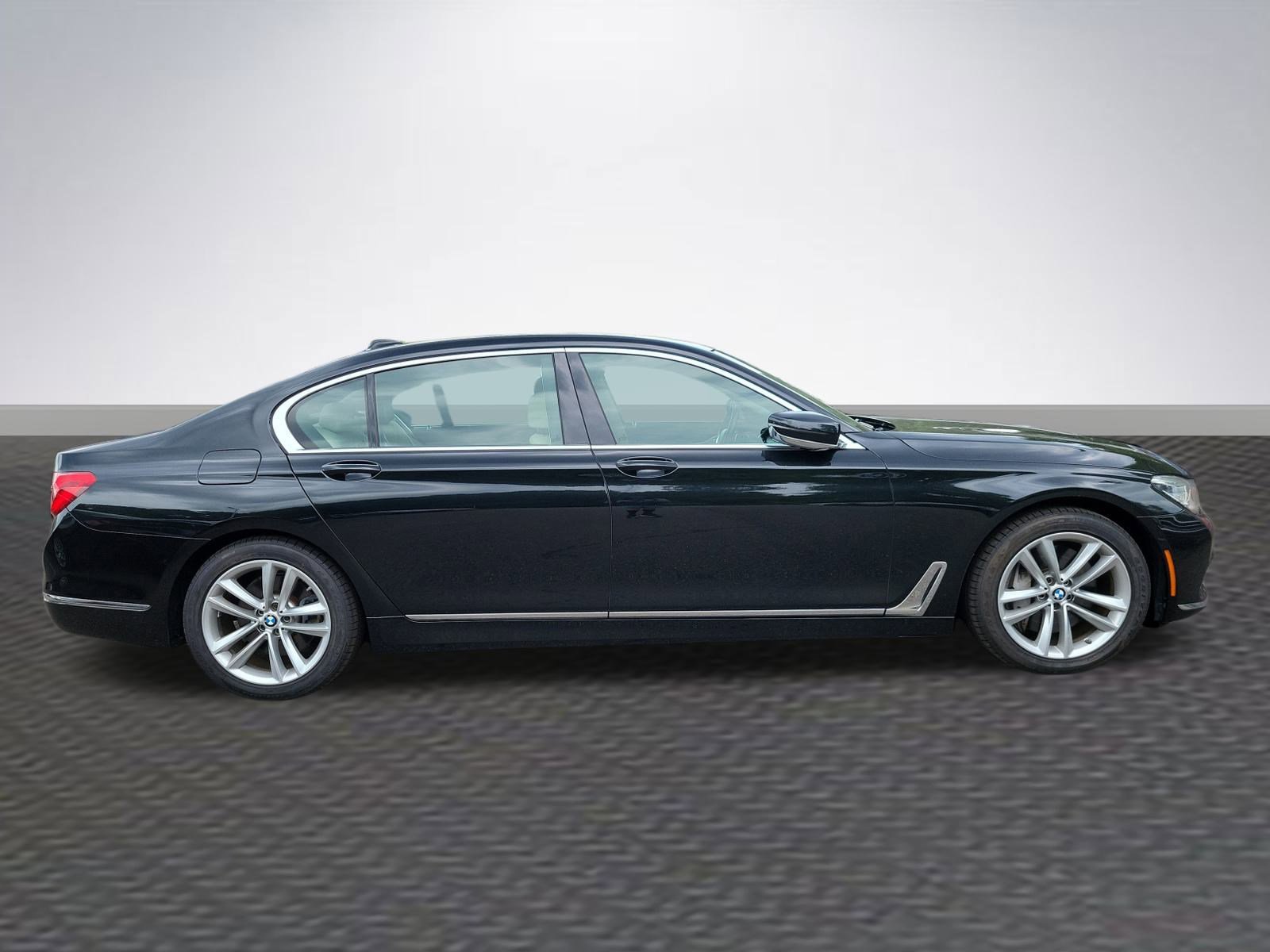 Used 2018 BMW 750i xDrive image 4