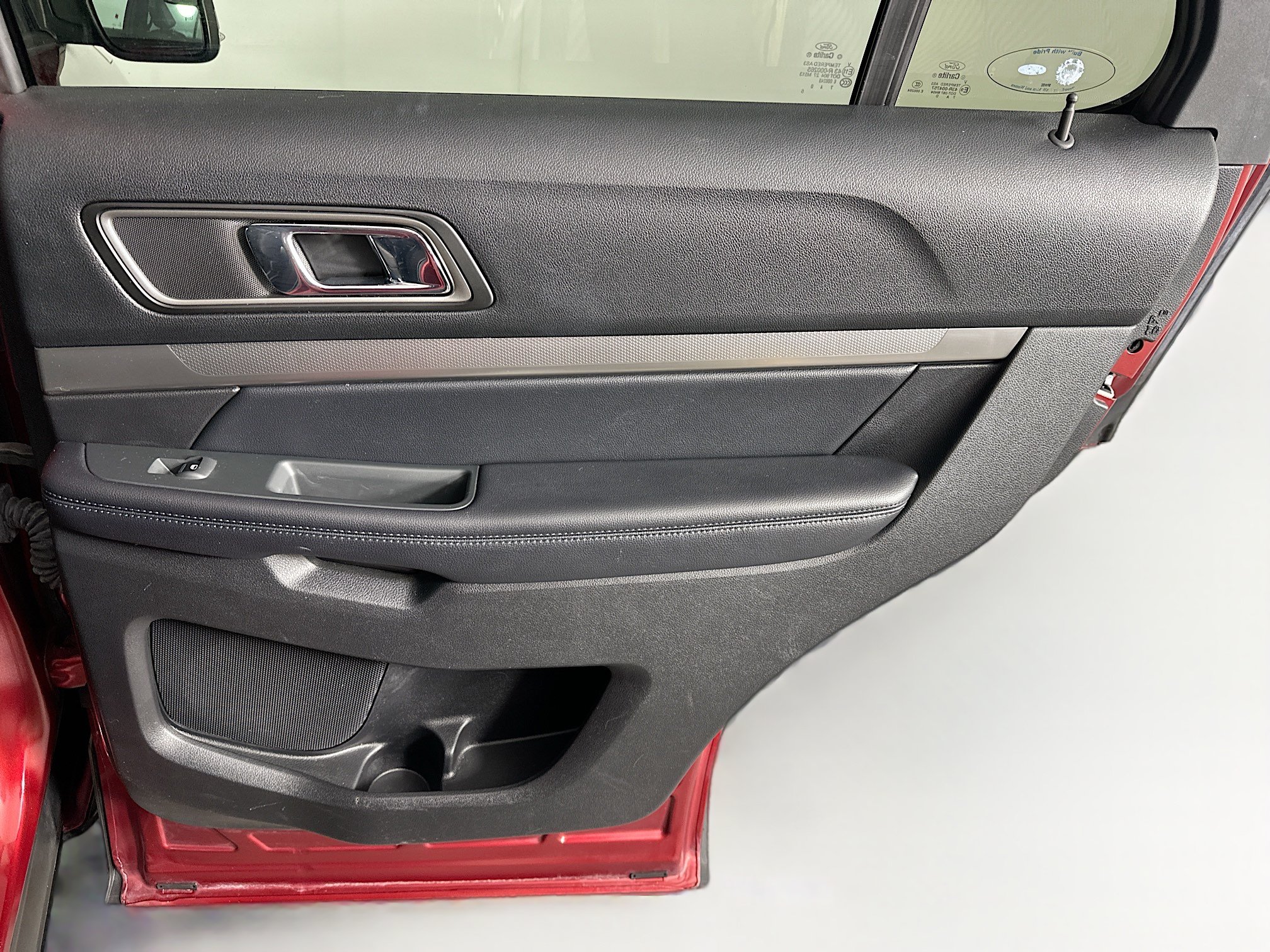Used 2018 Ford Explorer XLT w/ Equipment Group 202A AWD/4WD image 33