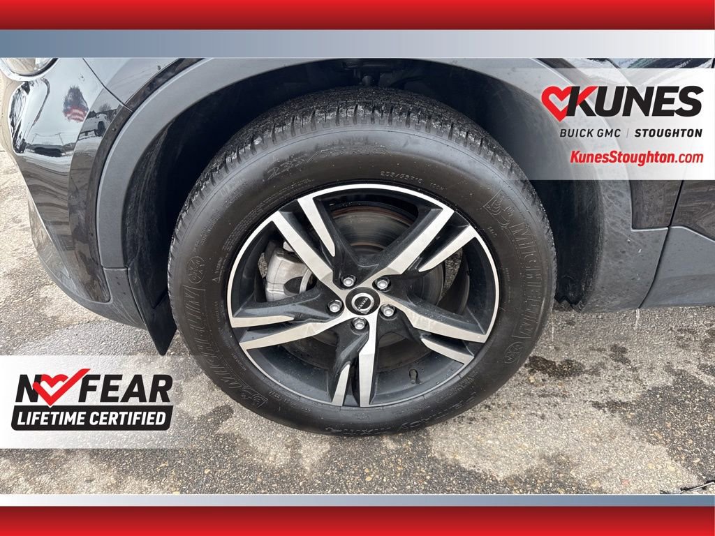 Used 2024 Volvo XC40 B5 Core image 16