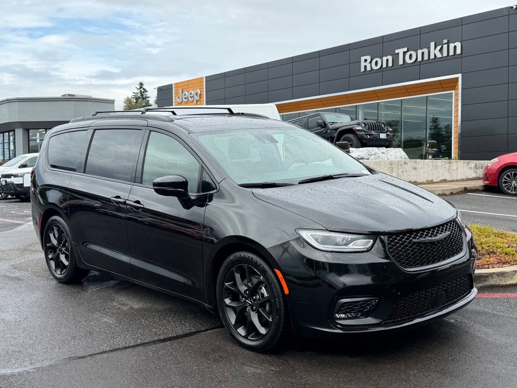 Used 2025 Chrysler Pacifica Limited FWD image 2