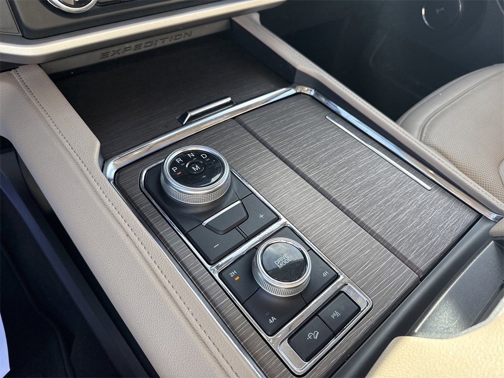 Used 2024 Ford Expedition Limited image 31