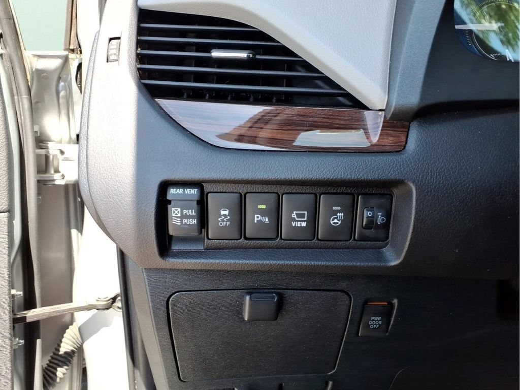 Used 2020 Toyota Sienna Limited Premium FWD image 23