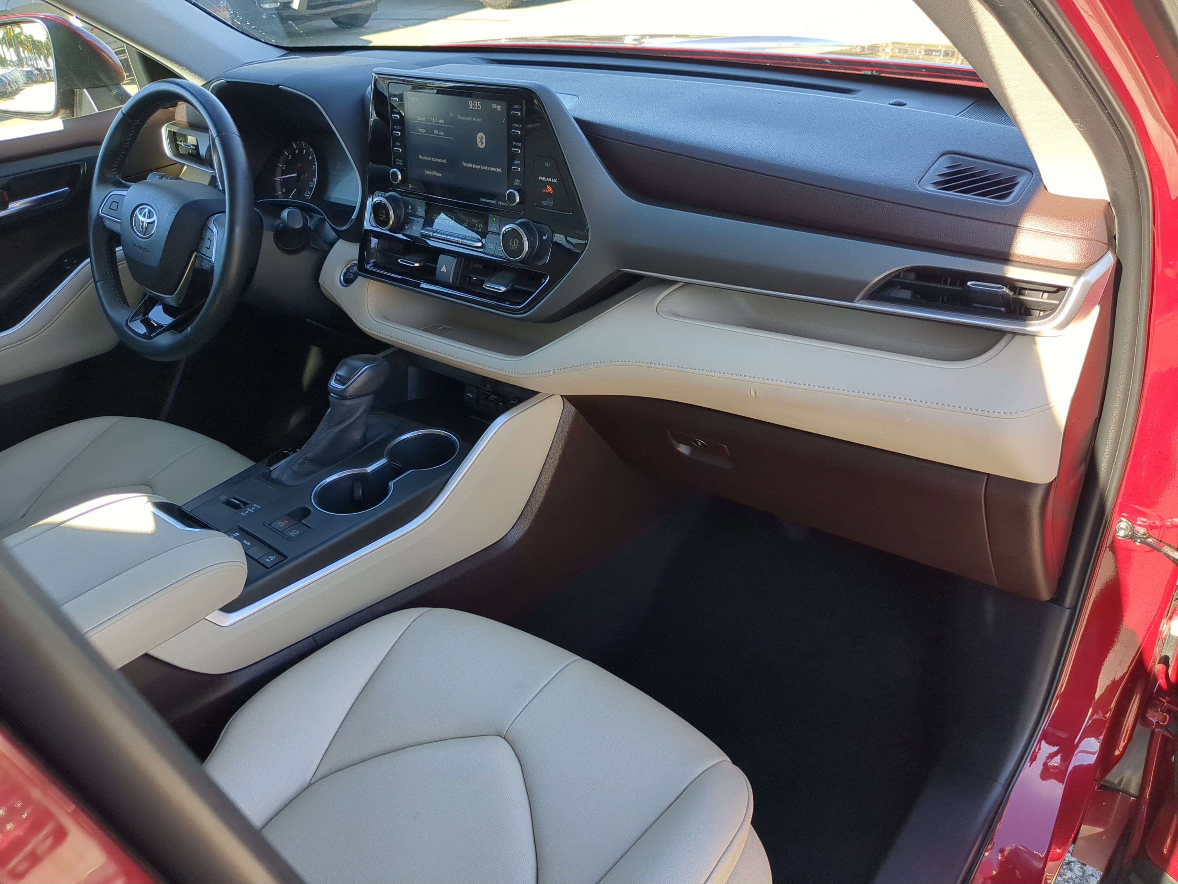 Used 2020 Toyota Highlander XLE image 11