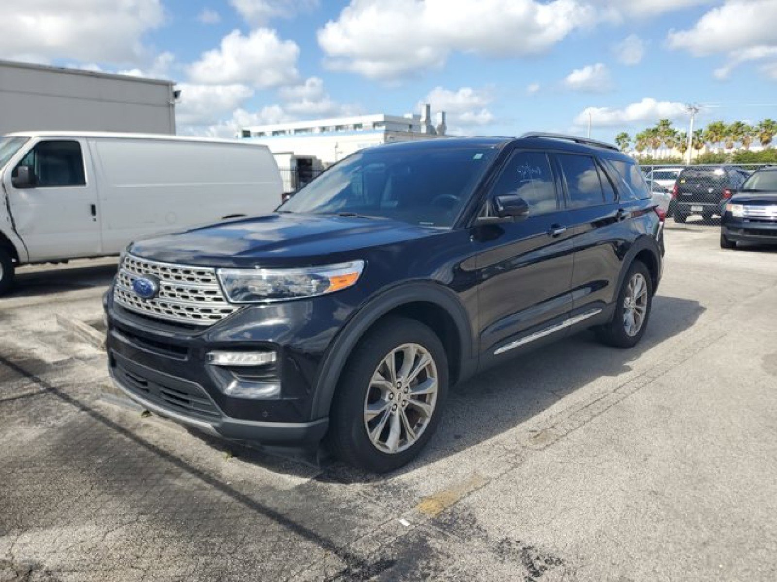 Used 2023 Ford Explorer Limited w/ Limited Technology Package RWD image 2