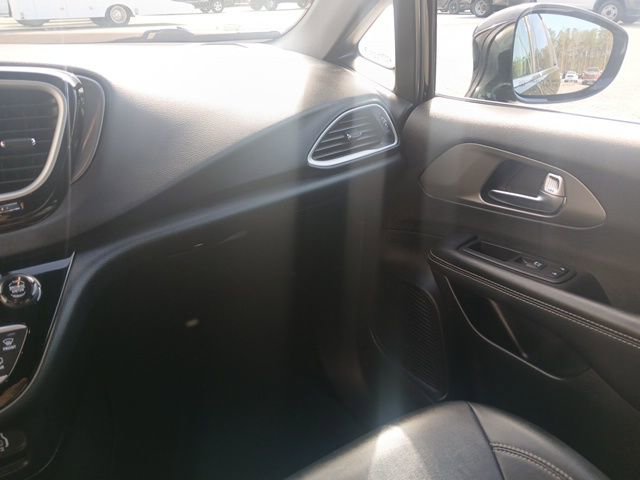 Used 2025 Chrysler Pacifica Select image 33