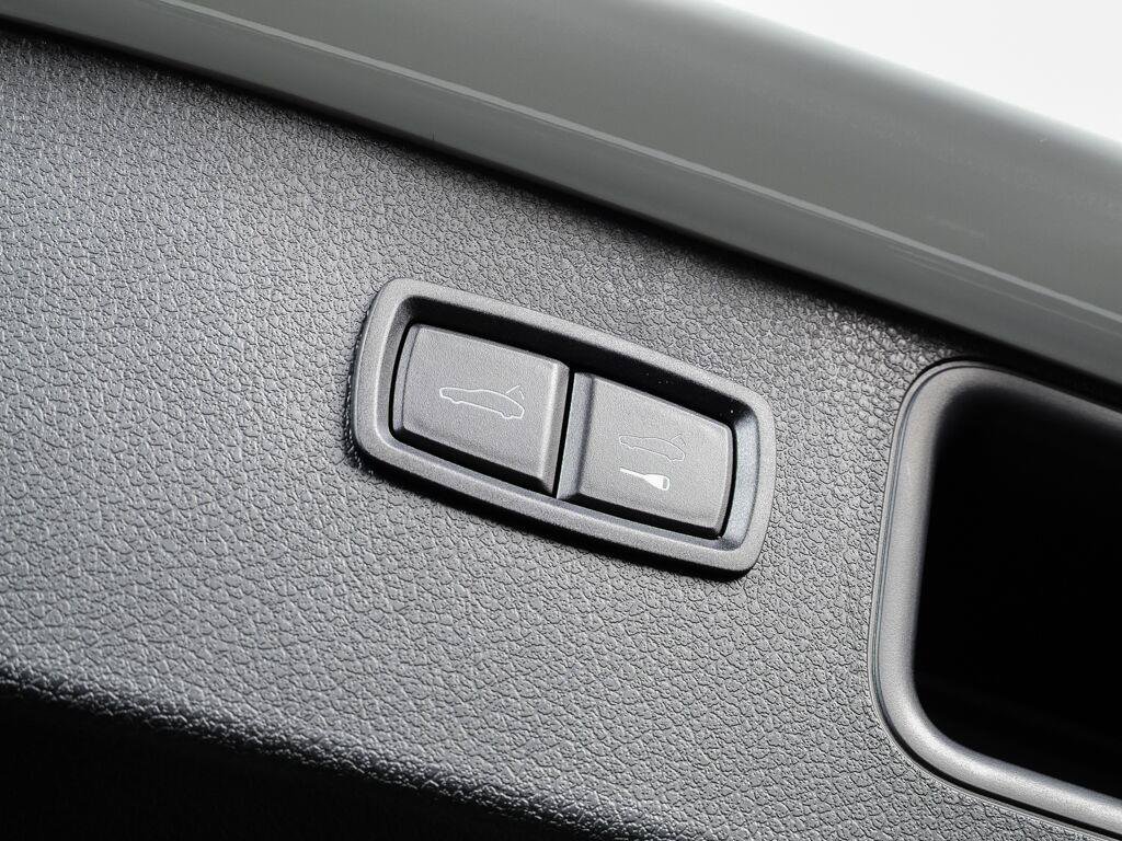Certified 2026 Porsche Macan AWD/4WD image 32