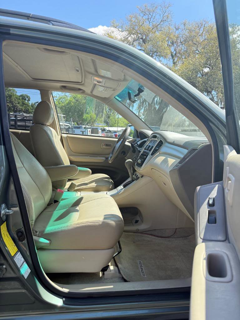 Used 2006 Toyota Highlander 4WD V6 w/ 3rd Row image 12