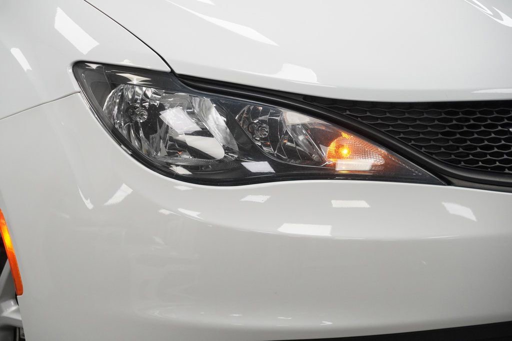 Used 2023 Chrysler Voyager LX image 5