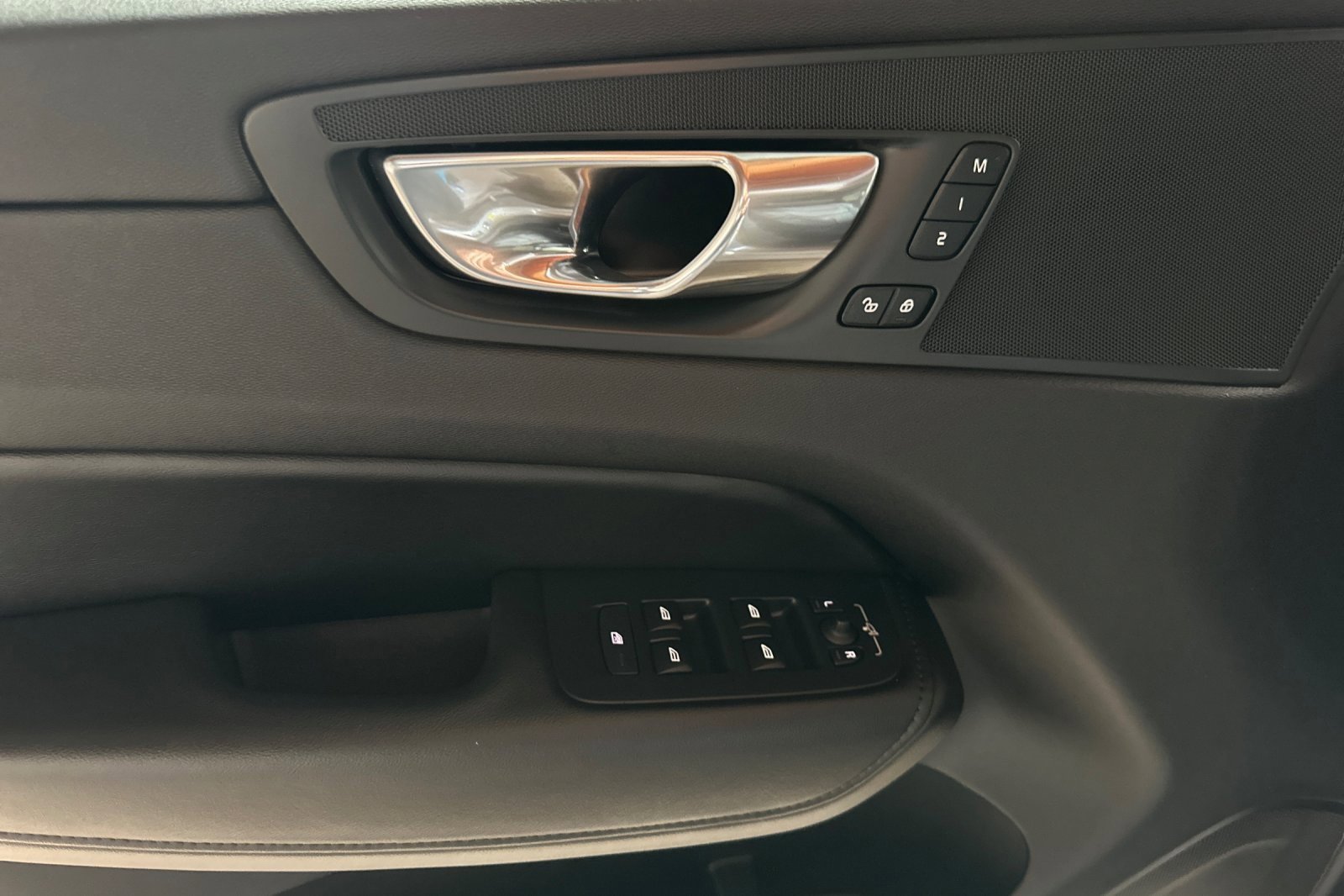 Used 2024 Volvo XC60 B5 Core image 11