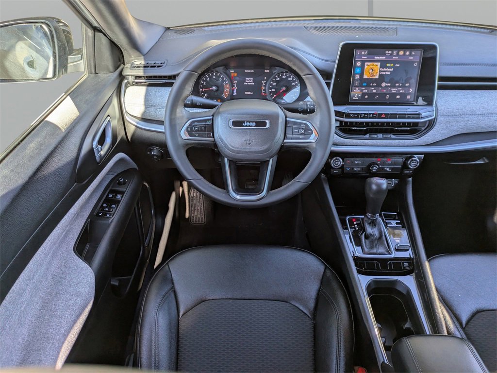 Used 2025 Jeep Compass Latitude image 16