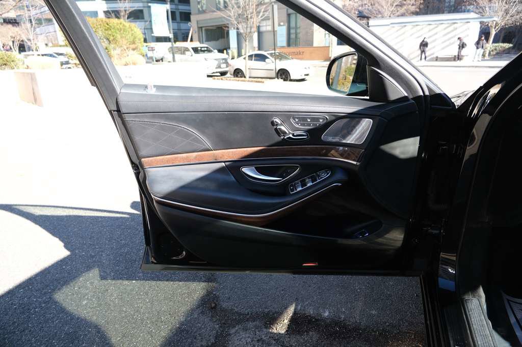 Used 2018 Mercedes-Benz S 560 4MATIC Sedan w/ Premium Package image 18