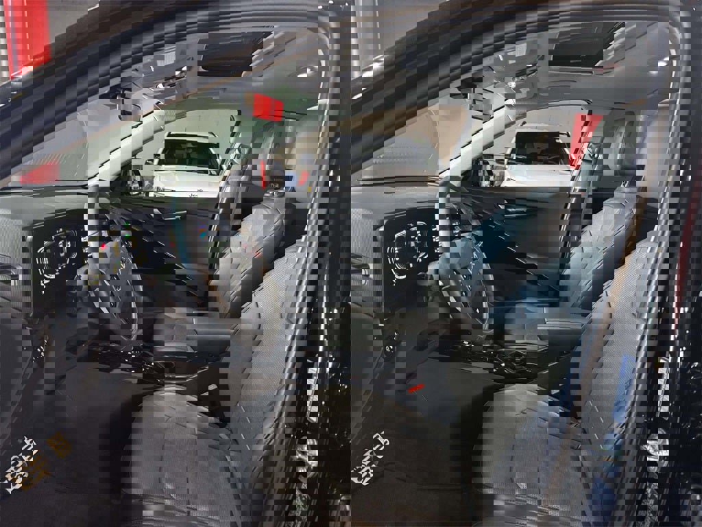 Used 2025 Kia Niro SX Touring image 17