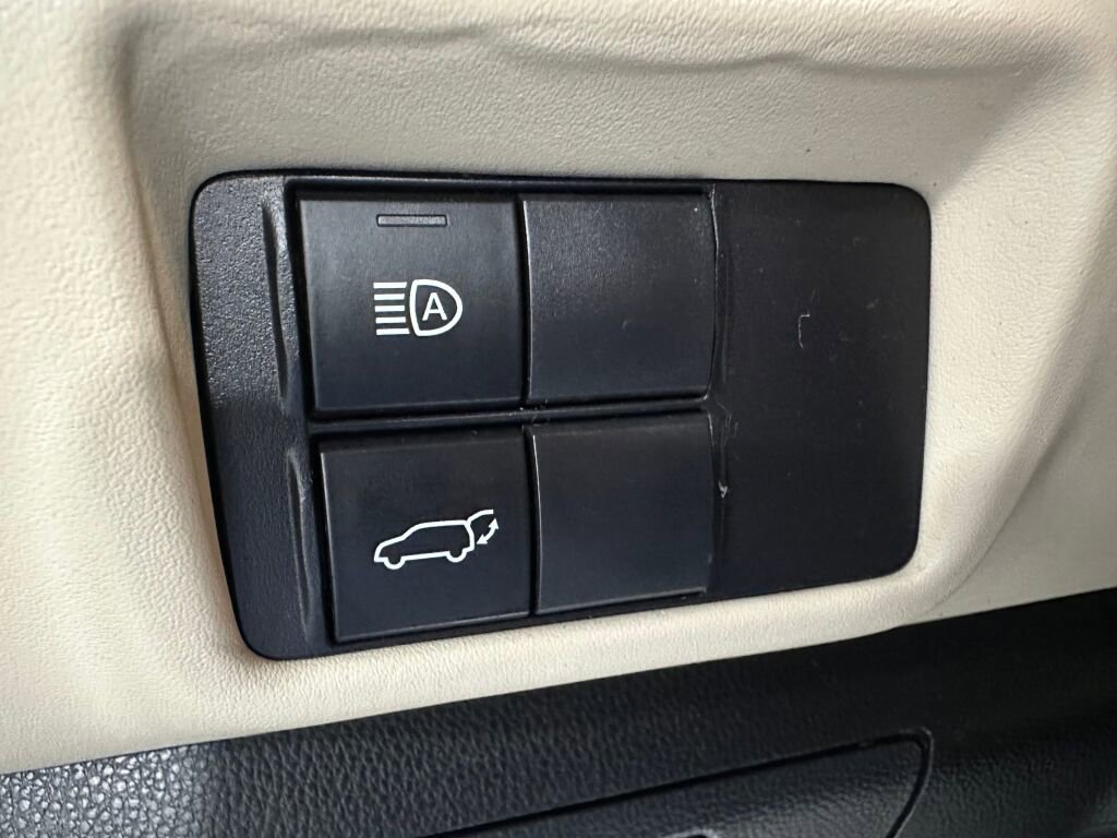 Used 2023 Toyota Highlander XLE AWD/4WD image 16