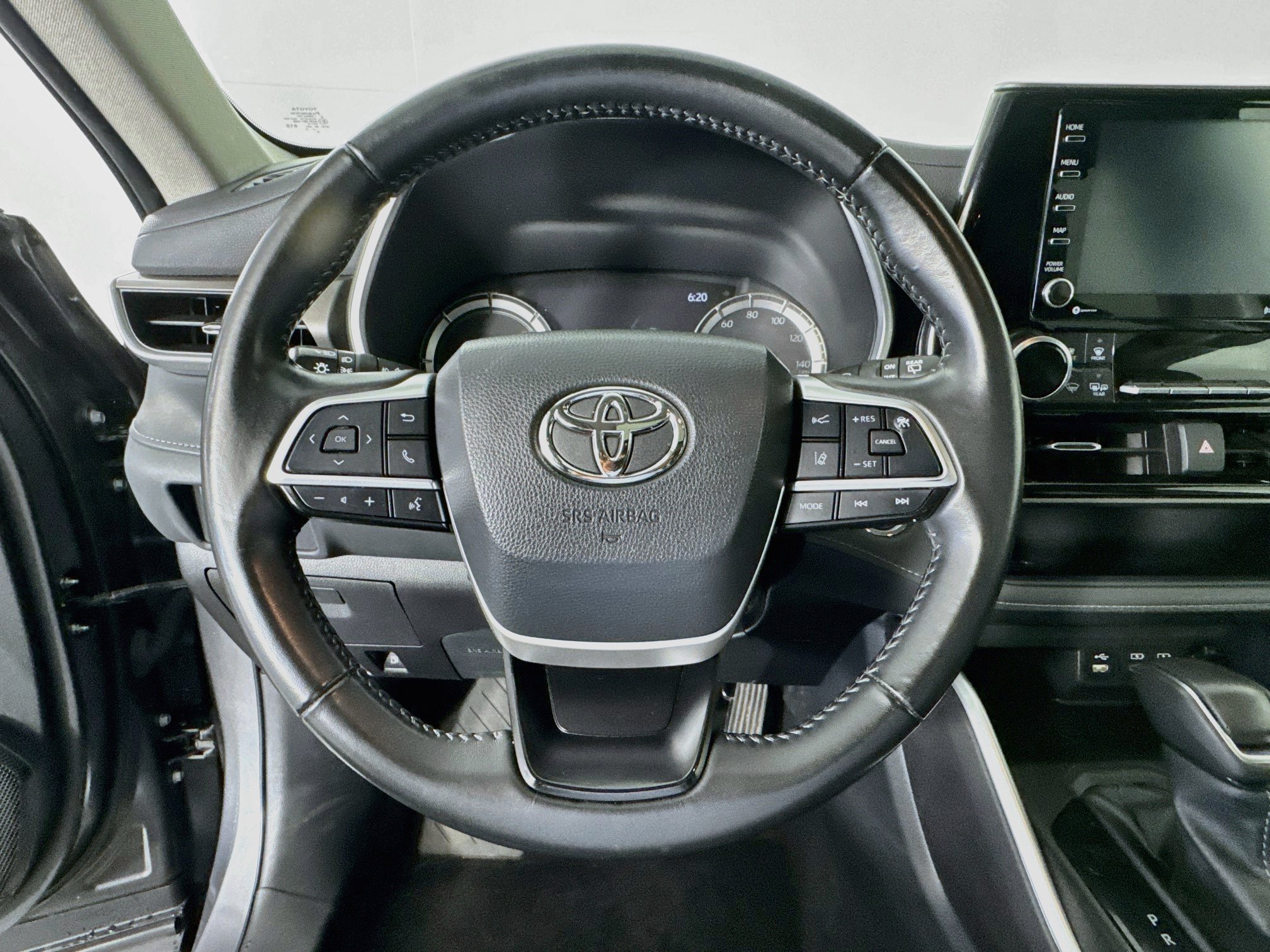 Used 2022 Toyota Highlander XLE AWD/4WD image 11