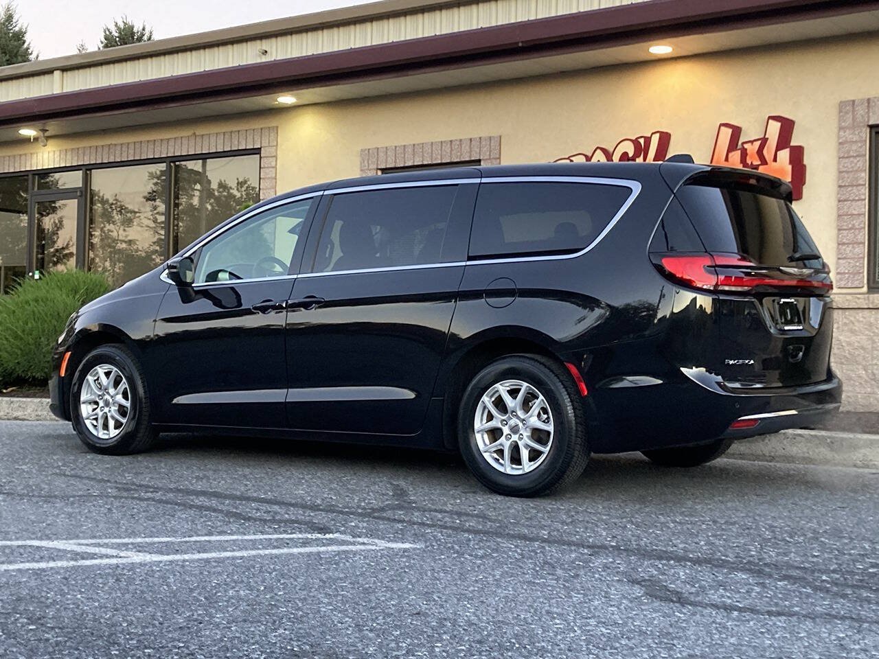 Used 2023 Chrysler Pacifica Touring-L FWD image 3