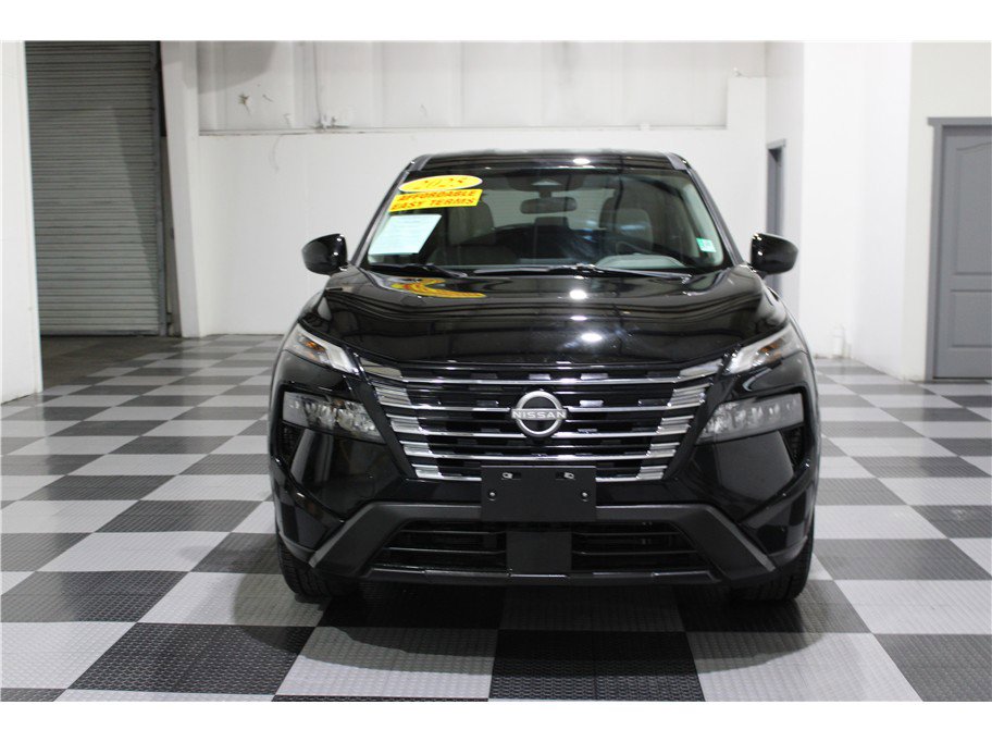 Used 2025 Nissan Rogue SV image 2