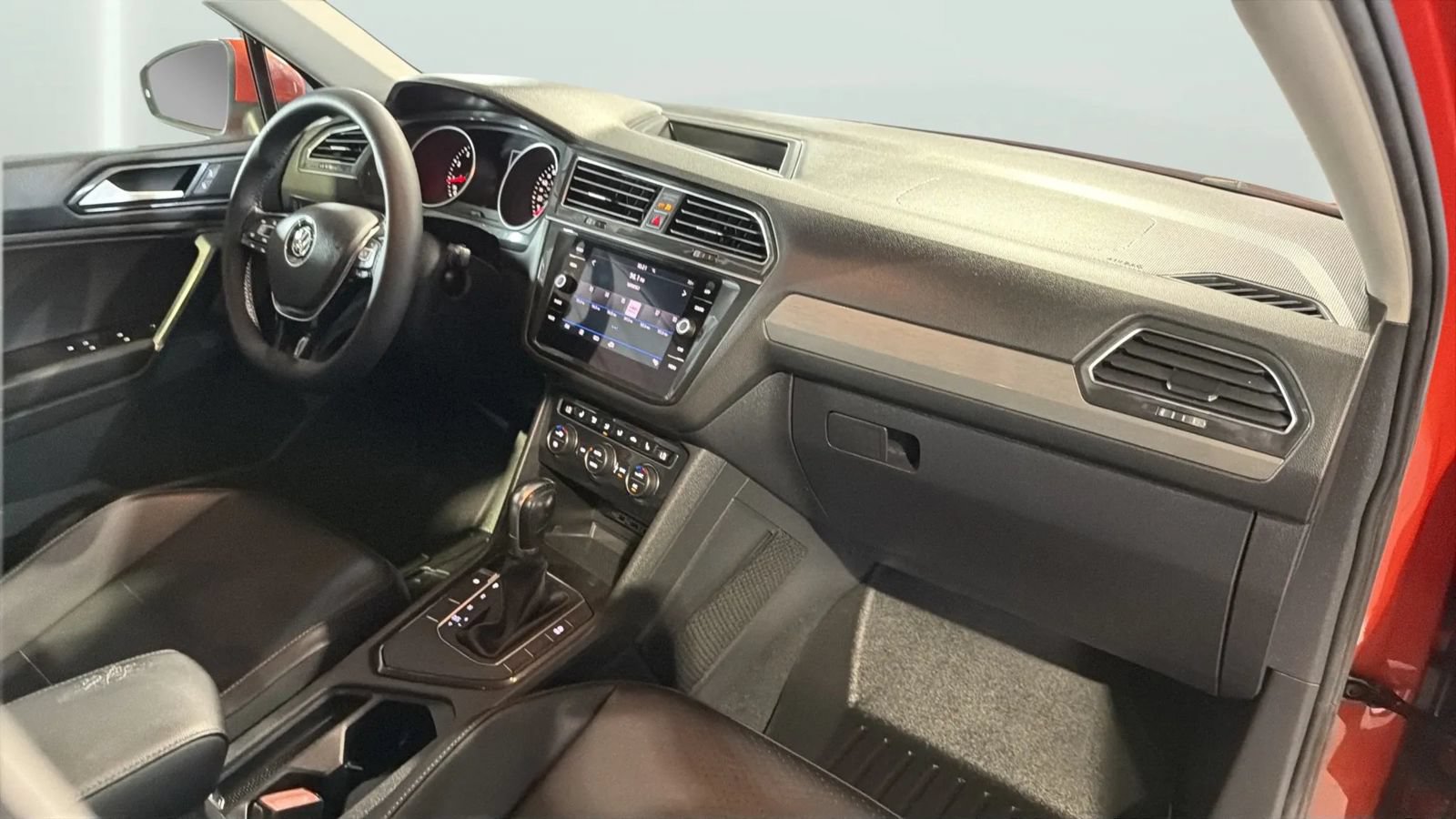 Used 2018 Volkswagen Tiguan SEL FWD image 57