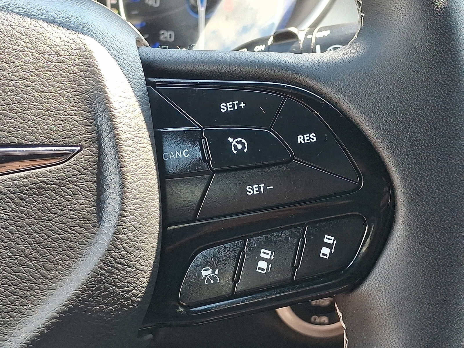Used 2025 Chrysler Pacifica Limited FWD image 24