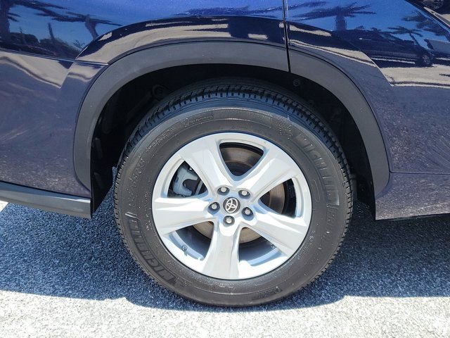 Used 2021 Toyota Highlander L FWD image 5
