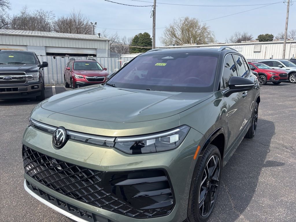 Used 2025 Volkswagen Tiguan SEL R-Line AWD/4WD image 3