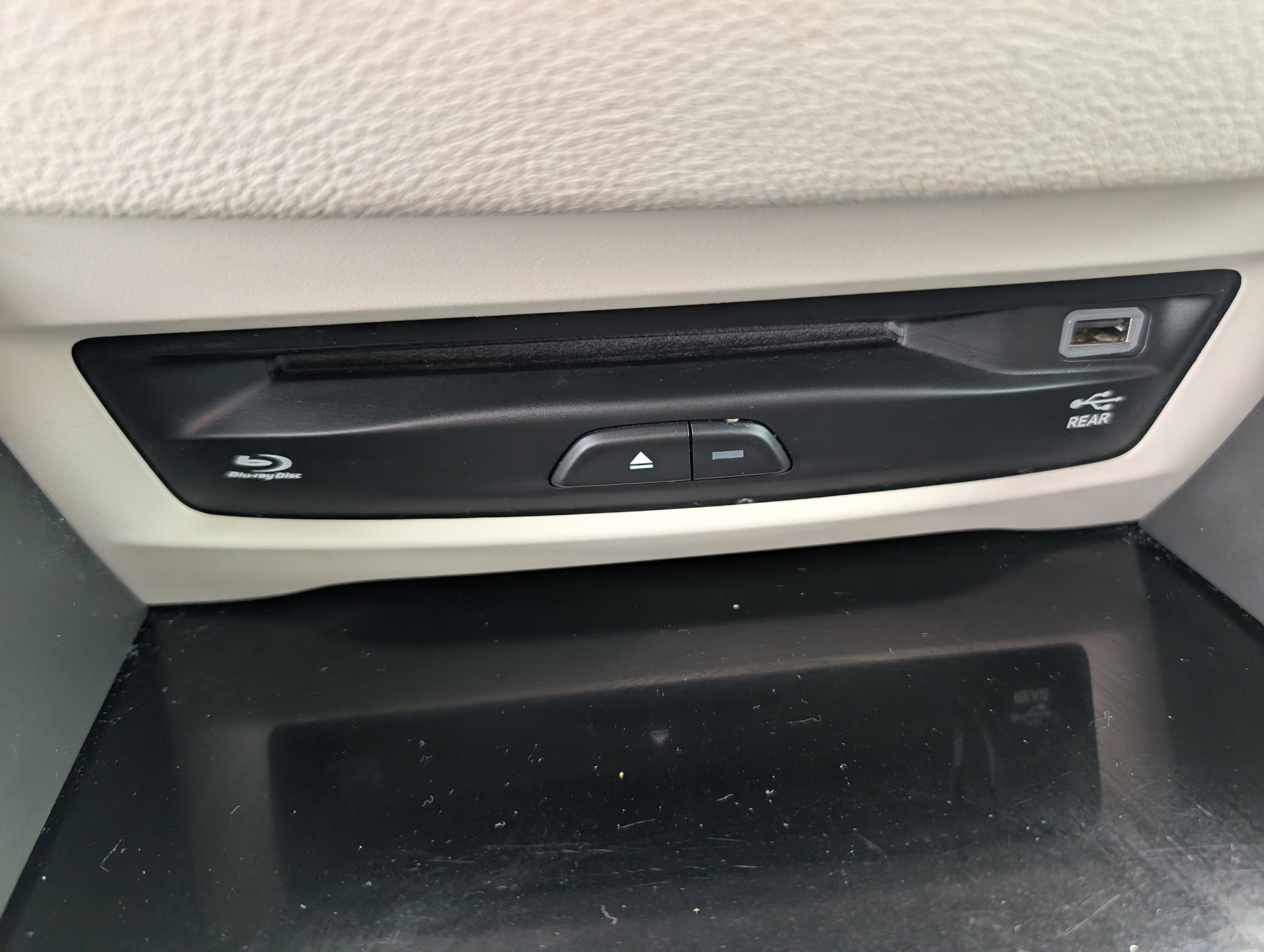 Used 2021 Chrysler Pacifica Limited w/ Uconnect Theater Family Group image 23