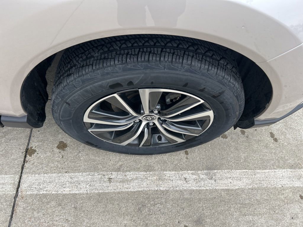 Used 2024 Toyota Venza LE image 31