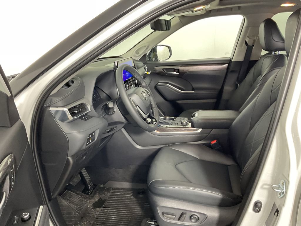 New 2026 Toyota Highlander Platinum image 17