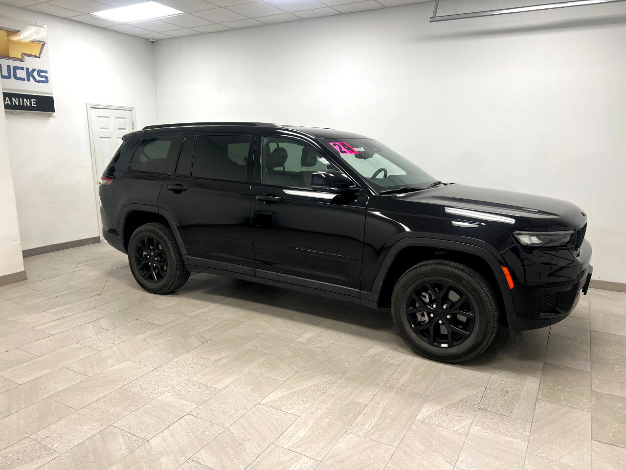 Used 2024 Jeep Grand Cherokee L Laredo image 3