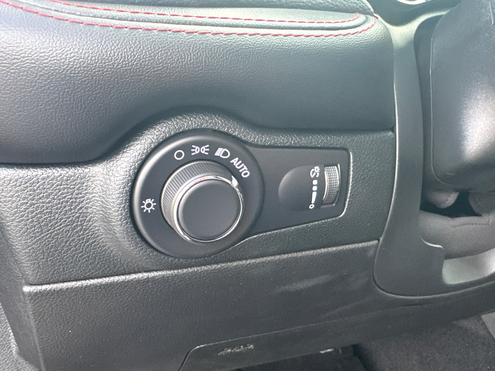 Used 2025 Dodge Durango GT AWD/4WD image 17