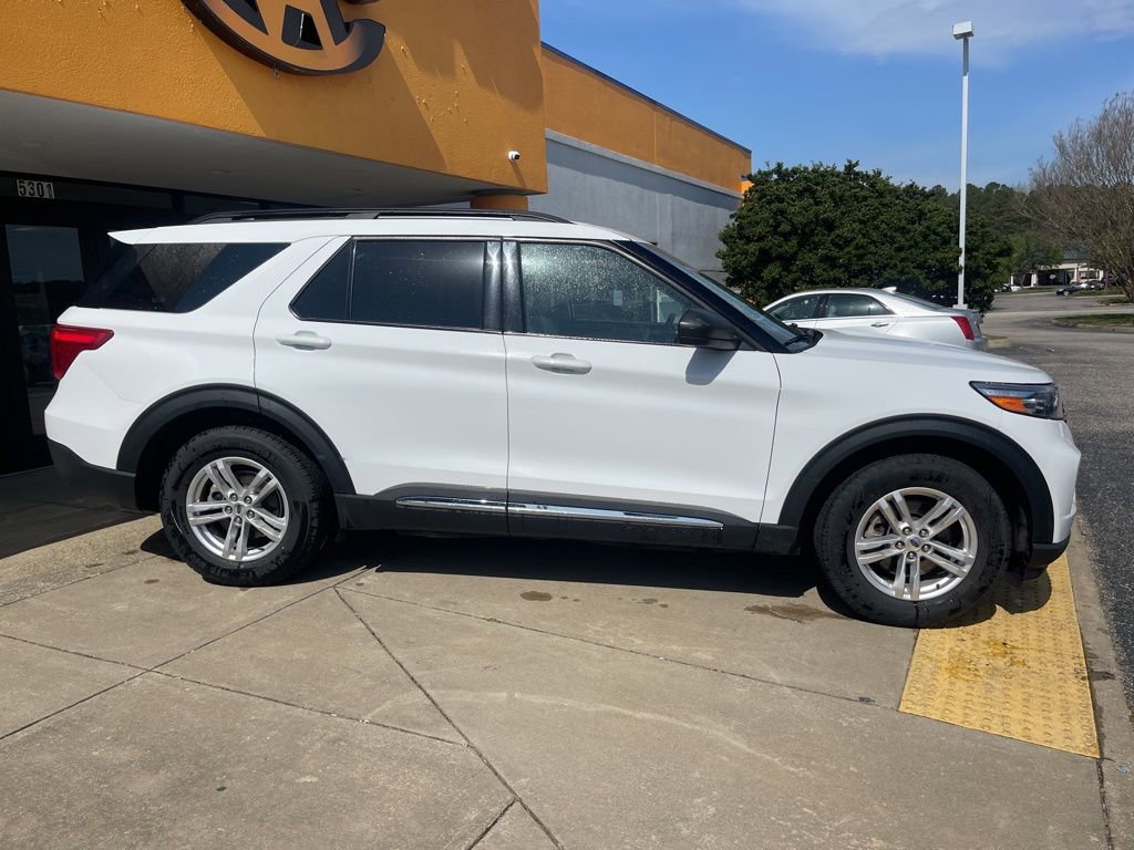 Used 2023 Ford Explorer XLT w/ Equipment Group 202A AWD/4WD image 3