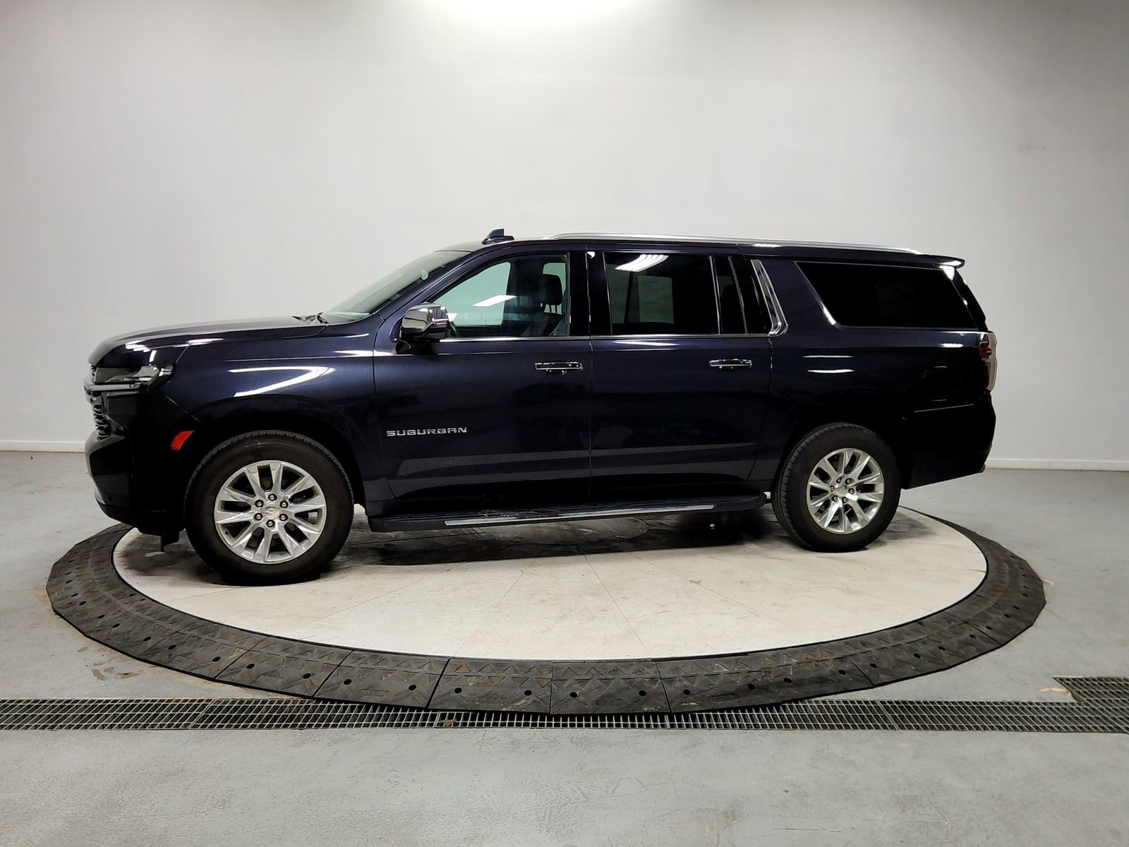 Used 2023 Chevrolet Suburban Premier image 4