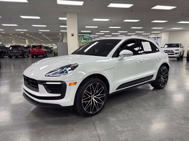Used 2024 Porsche Macan AWD/4WD image 3
