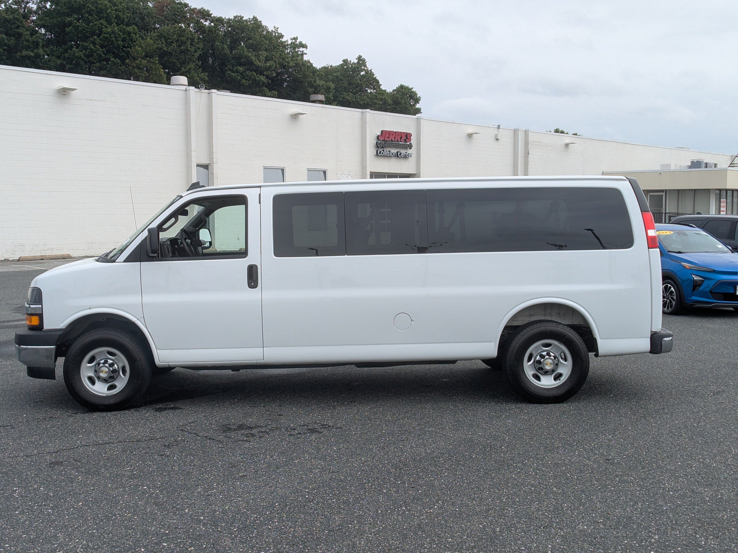 Used 2025 Chevrolet Express 3500 LT w/ LT Preferred Equipment Group RWD image 5