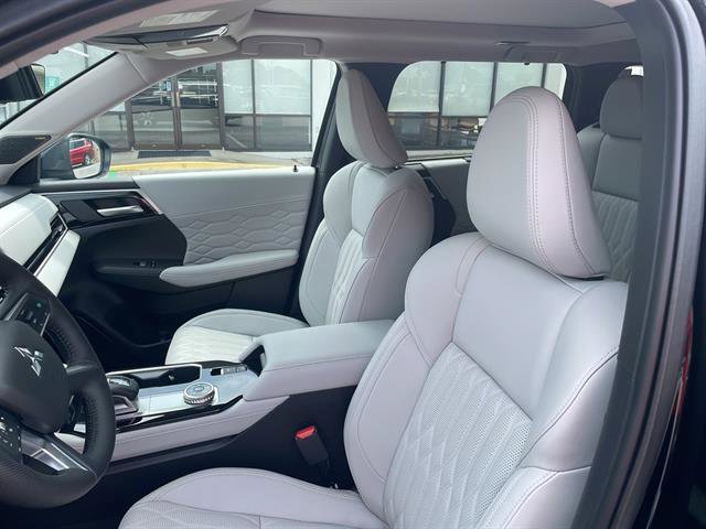 New 2025 Mitsubishi Outlander AWD image 16