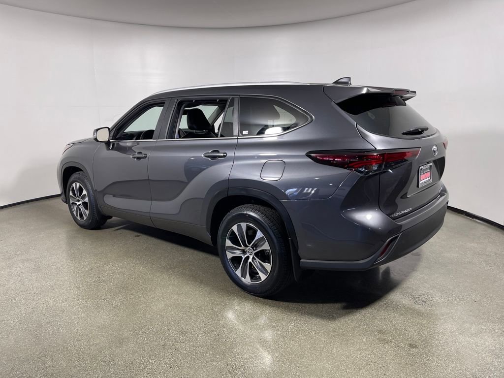 Used 2024 Toyota Highlander XLE AWD/4WD image 5