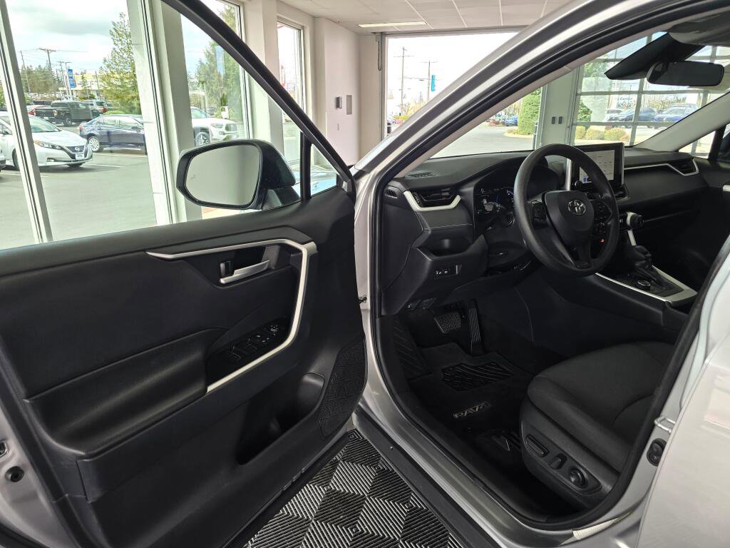 Used 2025 Toyota RAV4 XLE image 18