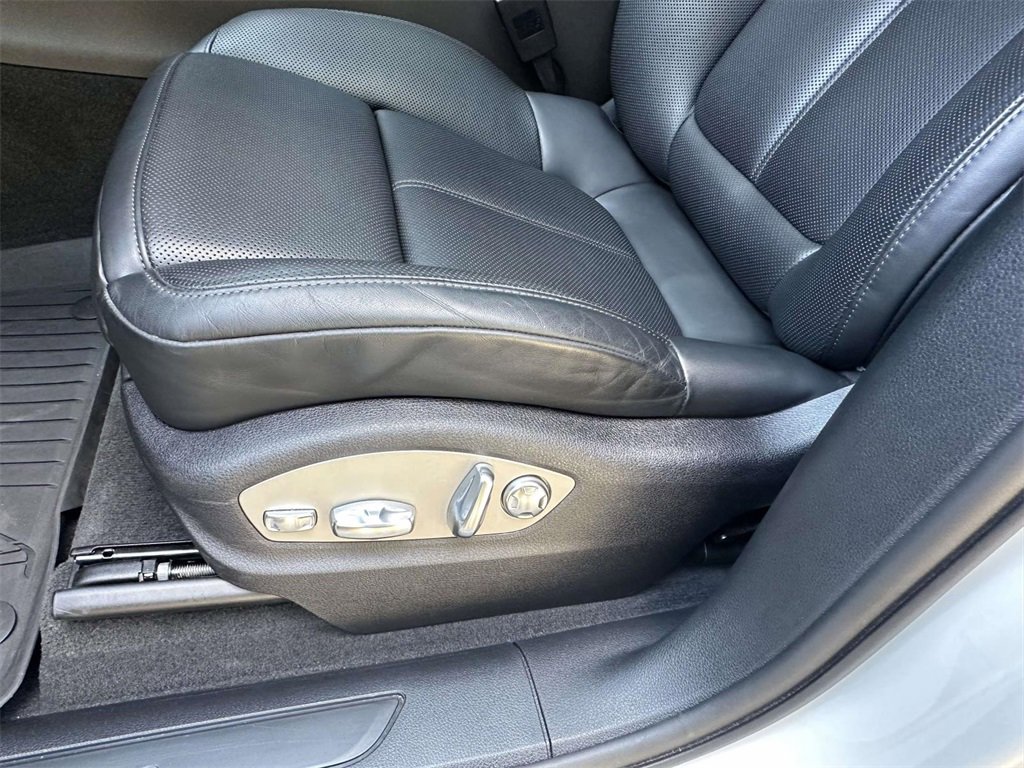 Used 2025 Porsche Macan image 6