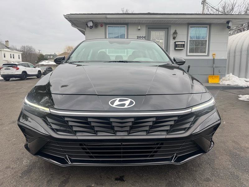 Used 2025 Hyundai Elantra Sport image 2