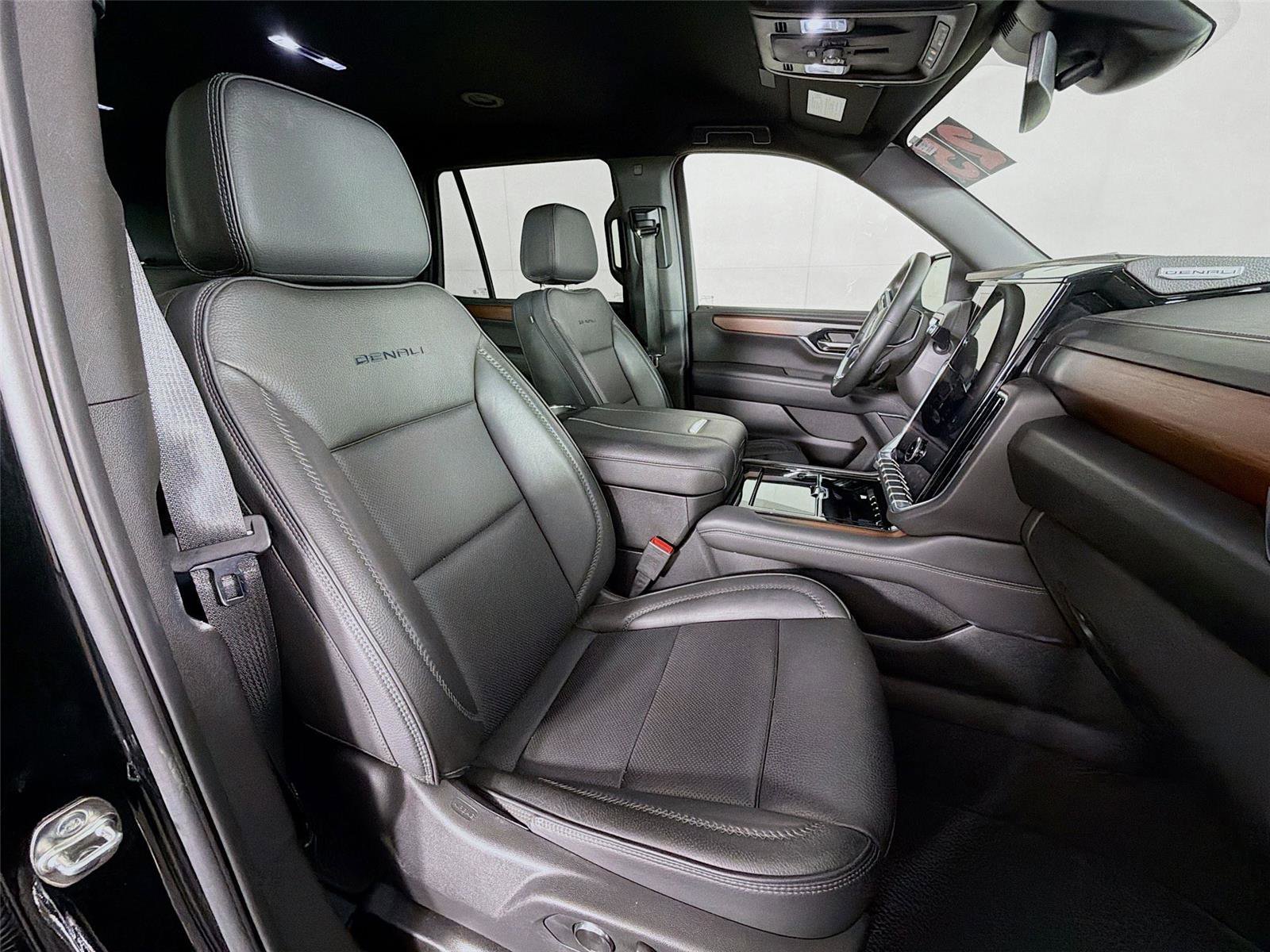 Used 2025 GMC Yukon Denali AWD/4WD image 29