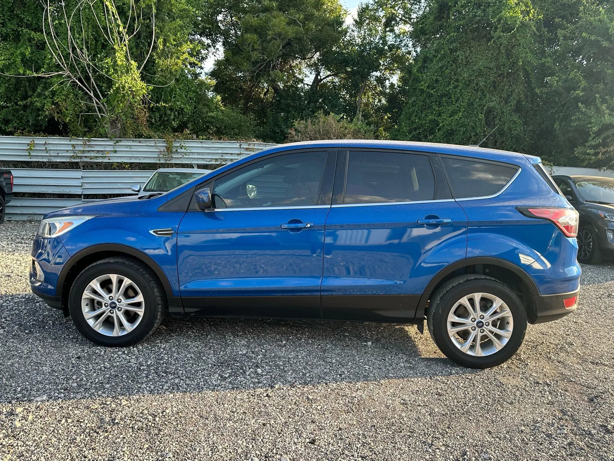 Used 2017 Ford Escape SE image 2