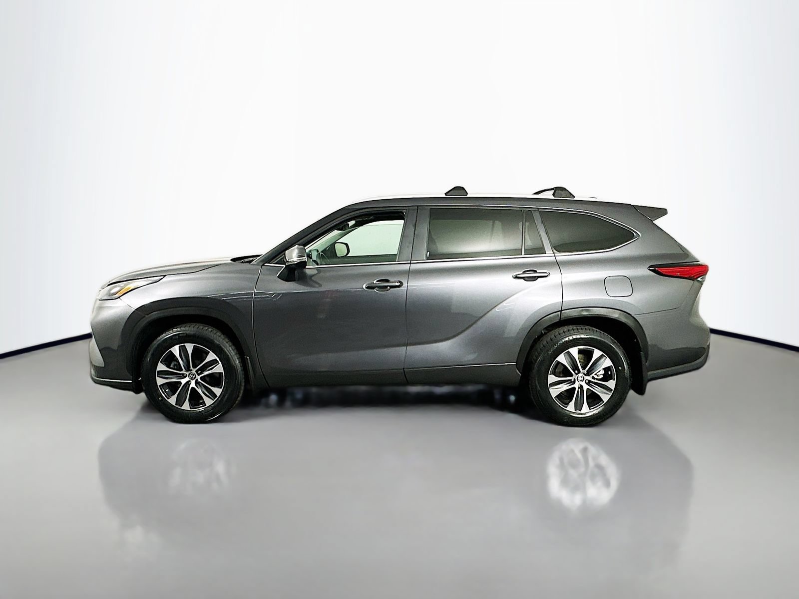 Used 2023 Toyota Highlander XLE AWD/4WD image 4