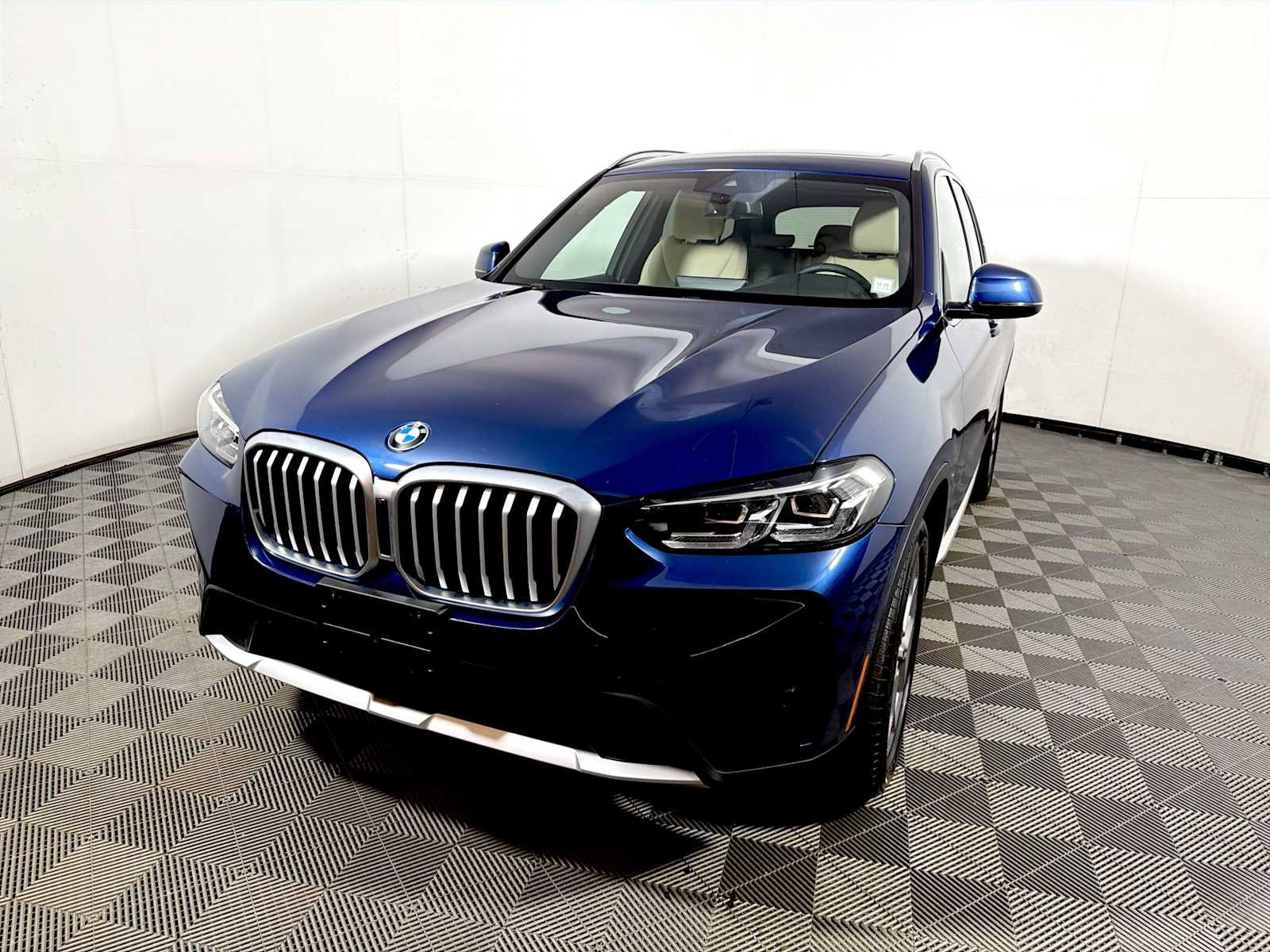 Used 2024 BMW X3 xDrive30i w/ Convenience Package AWD/4WD image 3