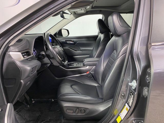 Used 2023 Toyota Highlander XLE image 11