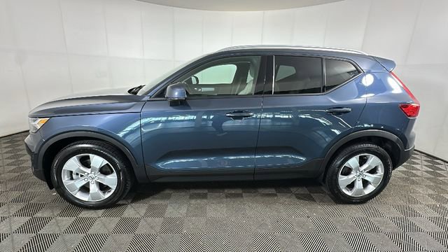 Used 2021 Volvo XC40 T4 Momentum FWD image 6