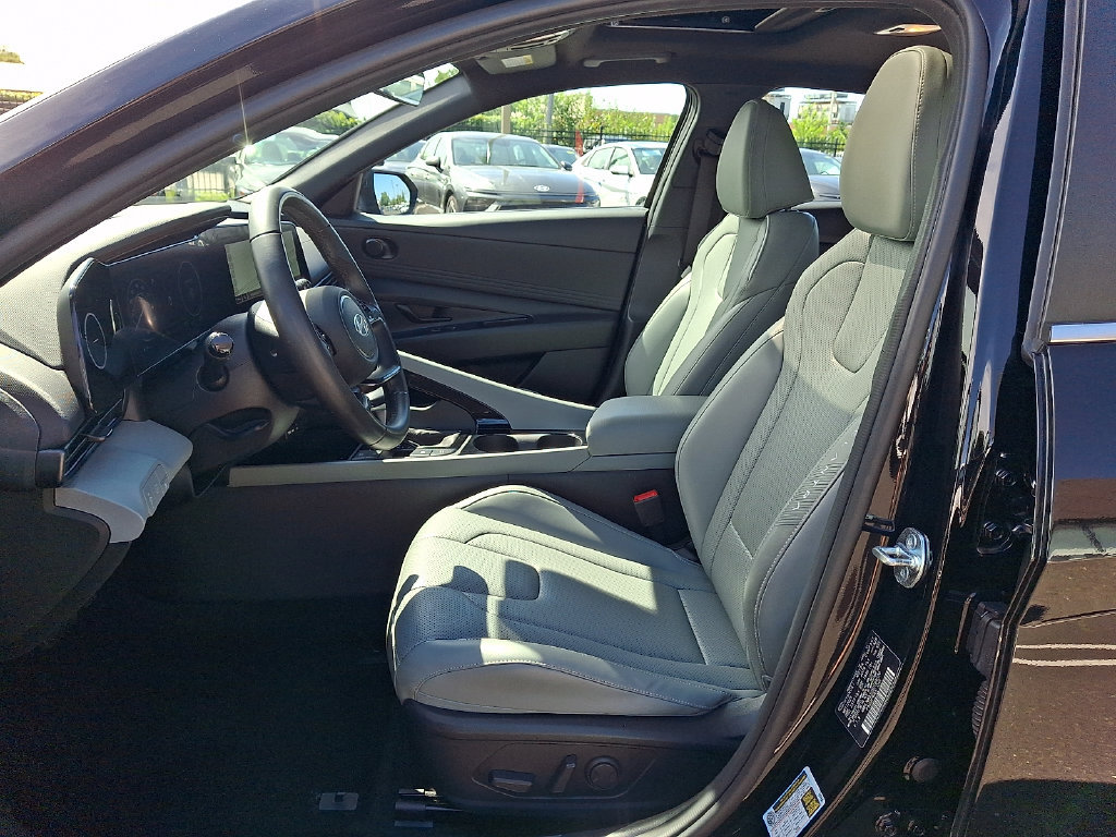 Certified 2025 Hyundai Elantra Limited FWD image 14