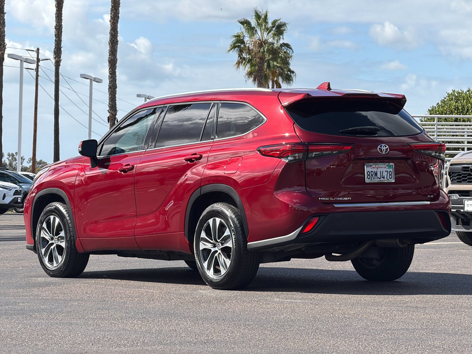 Used 2020 Toyota Highlander XLE FWD image 3