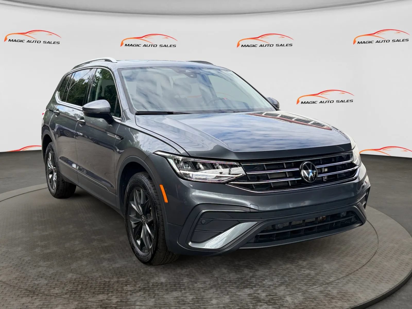 Used 2024 Volkswagen Tiguan SE w/ Panoramic Sunroof Package AWD/4WD image 5