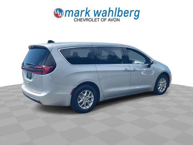 Used 2023 Chrysler Pacifica Touring FWD image 8