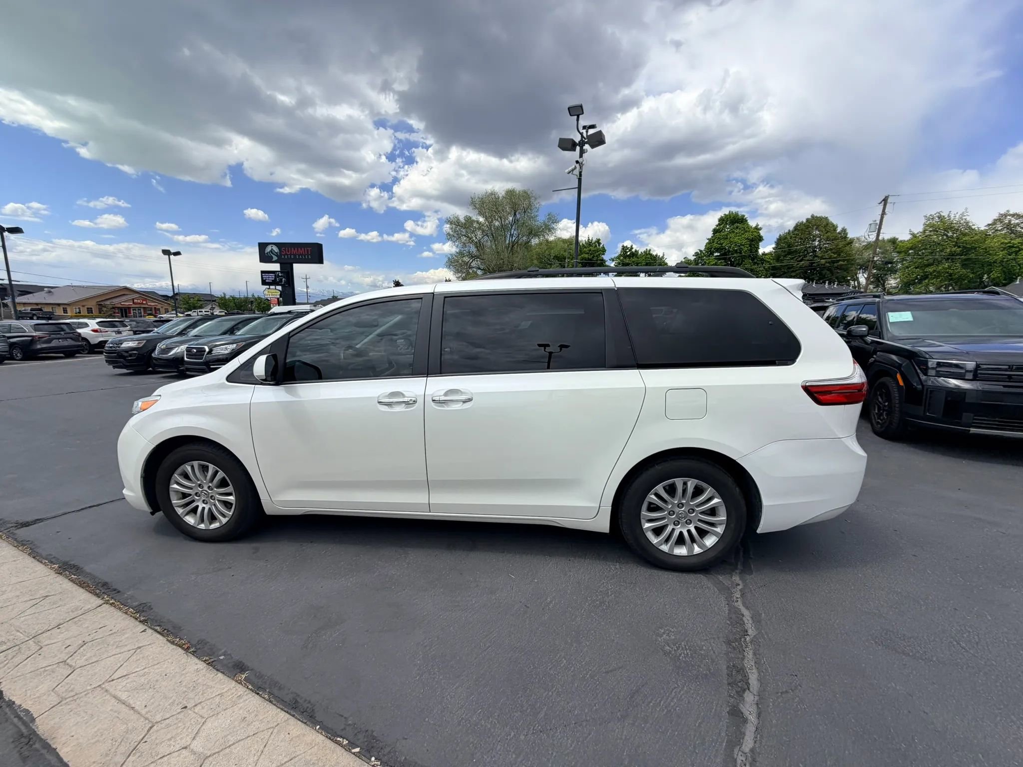 Used 2016 Toyota Sienna XLE Premium FWD image 6