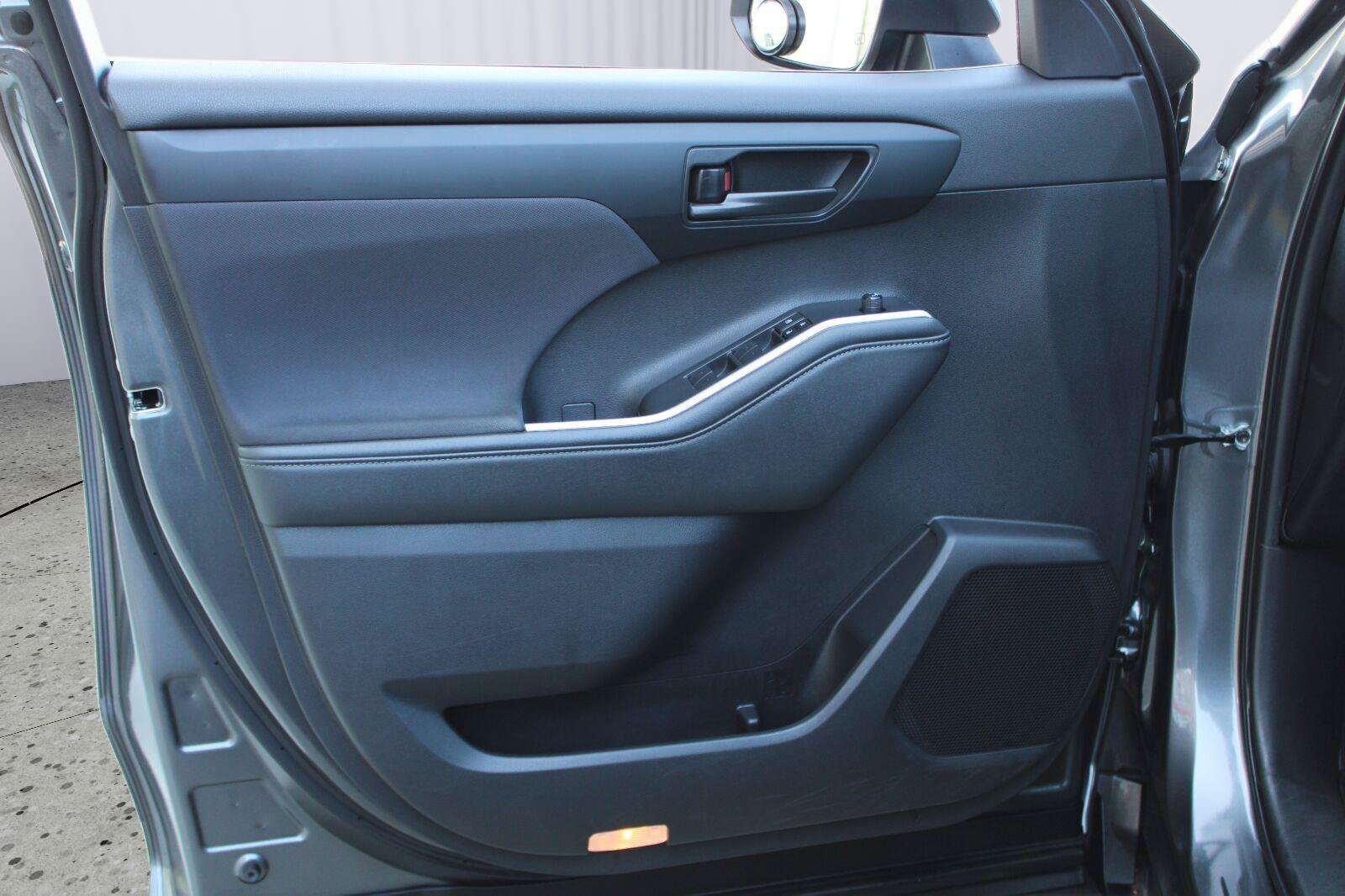 Used 2023 Toyota Highlander LE AWD/4WD image 46